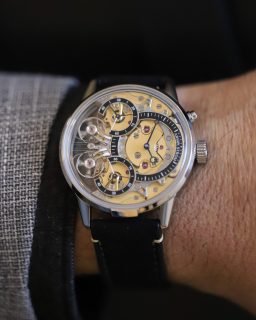 Entre las piezas que pudimos apreciar de @arminstrom en el @siarmx está el Mirrored Force Resonance Zeitgeist 1665 3N, inspirado en el fenómeno de resonancia observado por Christiaan Huygens en 1665, con 80 horas de reserva de marcha.
También vimos el Minute Repeater Resonance, que combina repetición de minutos y tecnología de resonancia en una caja de titanio de 42 mm. Ambos están limitados a solo 25 piezas cada uno.
#TiempoDeRelojes #ArminStrom #SIAR