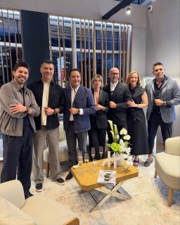 @hublot reunió a grandes amigos de la marca durante el @siarmx.
En su espacio conocimos de cerca las novedades de la firma y nos probamos el nuevo Classic Fusion Tributo, inspirado en el primer reloj de Hublot de 1980.
Entre los invitados estuvieron @ludwika_paleta, @borgetti58, @sanoswaldotd y @oribepm, entre otros.
#TiempoDeRelojes #Hublot #ClassicFusionTributo #SIAR