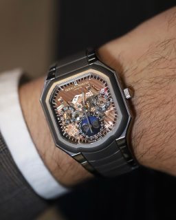 @geraldcharles_official también mostró su lado más creativo en el @siarmx.
Entre las piezas que pudimos apreciar destacan el Masterlink Perpetual Calendar, con su mecanismo a la vista; el Maestro Ultra Thin Lapis Lazuli, con carátula de piedra natural azul, y el GC Sport Tennis, una propuesta ultraligera inspirada en el tenis.
#TiempoDeRelojes #GeraldCharles #SIAR