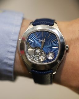 En el @siarmx también estuvimos con @piaget, donde pudimos apreciar algunas de sus novedades, entre ellas el Polo Date, con carátula azul y diseño de gadroones, y el Polo Minute Repeater, que incorpora una repetición de minutos en una caja de estilo deportivo.
#TiempoDeRelojes #Piaget #SIAR