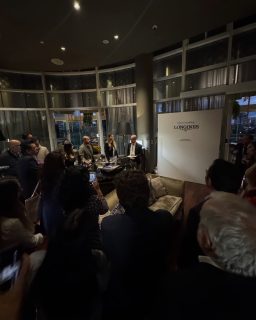 @longines reunió a invitados y amigos de la marca en un cóctel en el @siarmx para presentar sus novedades.
Entre las piezas que pudimos apreciar destacan el Master Collection Chrono Moonphase, con sus distintas versiones, y el Master Collection Chrono Monopusher, que recupera el encanto de los cronógrafos históricos.
#TiempoDeRelojes #Longines