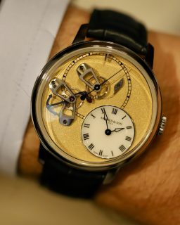 Solo 18 piezas en el mundo.
@arnoldandson llevó al @siarmx el nuevo DSTB Kingsand, una creación en platino 950 que destaca por su carátula de acabado dorado, su complicación de segundos verdaderos y su movimiento automático.
#TiempoDeRelojes #ArnoldAndSon #SIAR