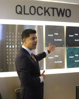Una forma diferente de leer el tiempo llegó por primera vez al @siarmx.
Se trata de @qlocktwo, firma alemana fundada en 2009 que combina arte, diseño y relojería con una propuesta original: relojes que muestran la hora a través de palabras iluminadas, en lugar de las tradicionales manecillas.
#TiempoDeRelojes #QLOCKTWO #SIAR