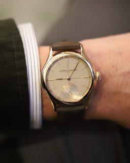 Con @laurent_ferrier en @siarmx pudimos apreciar dos de sus creaciones: el Classic Origin Beige, con su refinada esfera opalina y caja de oro rosa, y el Sport Traveller, una propuesta más deportiva en titanio de 42 mm con brazalete integrado.
#TiempoDeRelojes #LaurentFerrier #SIAR