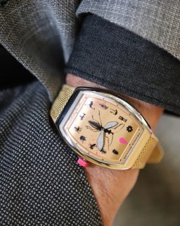Seguimos de cerca las novedades de @franckmuller_geneve en el @siarmx. Entre las piezas que pudimos probar destaca el Vanguard Slim Amador Montes, una colaboración con el artista mexicano limitada a 60 ejemplares. También vimos el Master Jumper Skeleton, con su original sistema de discos saltantes; el nuevo Imperium Bloc y distintas versiones del Vanguard, entre otras creaciones de la firma.
#TiempoDeRelojes #FranckMuller #SIAR