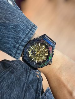 #SIAR2026 | @gshock_casio_official nos mostró el MRG-B2100HS-9A, pieza que celebra el 30 aniversario del MR-G. Hay 150 piezas para todo el mundo y solo un par llegaron a México. La carátula, decorada a mano con pan de oro, lleva el diseño que el artista Hiroto Rakusho creó para esta celebración. La caja y el bisel están realizadas en titanio y cobarion.
#GSHOCK #TiempoDeRelojes