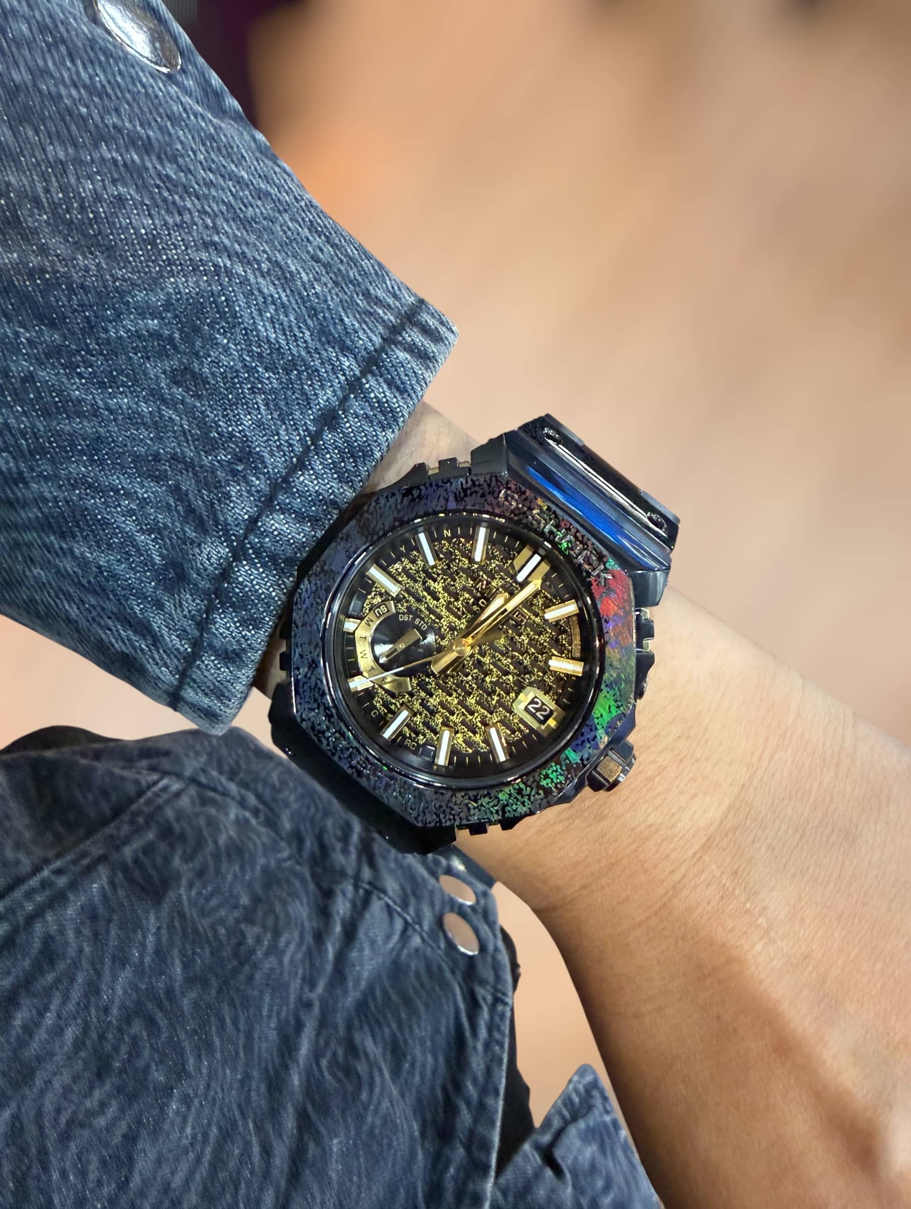 #SIAR2026 | @gshock_casio_official nos mostró el MRG-B2100HS-9A, pieza que celebra el 30 aniversario del MR-G. Hay 150 piezas para todo el mundo y solo un par llegaron a México. La carátula, decorada a mano con pan de oro, lleva el diseño que el artista Hiroto Rakusho creó para esta celebración. La caja y el bisel están realizadas en titanio y cobarion.

#GSHOCK #TiempoDeRelojes