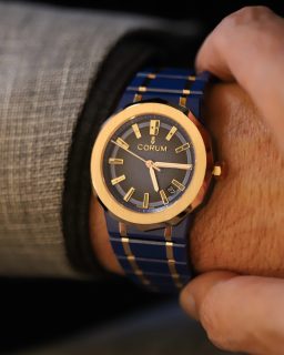 El @siarmx también nos llevó al espacio de @corumwatches, donde pudimos apreciar algunas de sus novedades.
Entre ellas destacan el Golden Bridge Blue Titanium, con su icónico movimiento lineal, y dos versiones del Admiral Ceramic: una esqueletizada en cerámica antracita y otra bicolor en azul y oro rosa.
#TiempoDeRelojes #Corum #SIAR