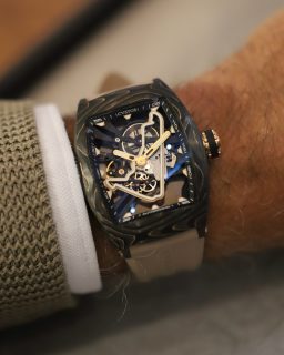 El automovilismo también se hizo presente en el @siarmx con @cvstos_official, donde pudimos ver el nuevo Autódromo, una pieza que rinde homenaje al Gran Premio de México y al Autódromo Hermanos Rodríguez.
El reloj destaca por su carátula esqueletizada con el trazado del circuito mexicano y detalles en distintos colores, entre ellos rojo y dorado.
#TiempoDeRelojes #Cvstos #SIAR