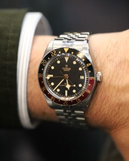 En el espacio de @tudorwatch en el @siarmx pudimos apreciar de cerca modelos como el Black Bay Chrono con carátula amarilla, el Black Bay 58 GMT, el Black Bay 54 “Lagoon Blue” y el Ranger, entre otras novedades.
Además, la firma sorprendió con un simulador de F1 que puso a prueba las habilidades de los asistentes.
#TiempoDeRelojes #TUDOR #SIAR