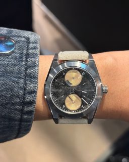 #SIAR2026 | @pragma_watches llegó por primera vez al @siarmx. Una propuesta joven, encabezada por el relojero Christopher Wegener que responde a una necesidad del mercado: documentar el origen de cada uno de los materiales que compone un reloj. De esta primera visita a México, nos quedamos con su primera creación: el P1 - Perseverance con carátula está realizada en obsidiana e índices tallados directamente en la piedra. La caja de 39 mm (perfectamente genderless) fabricada en Solar Stainless Steel Panatere®, resguarda el calibre automático Pragma 1031-1, un cronómetro certificado con 60 horas de reserva de marcha, 278 componentes y puentes y platinas de titanio 100% reciclado. Un detalle que nos gustó fue la indicación de segundos mediante un disco a las 6 h y la fecha a las 12 h, dos elementos que le dan personalidad a la pieza.
#PragmaWatches #TiempoDeRelojes #TDRWoman