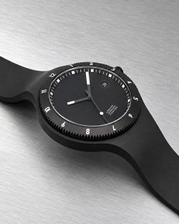 ¿Qué sucede cuando uno de los arquitectos más reconocidos del mundo diseña un reloj?
@officialnormanfoster, ganador del Premio Pritzker, presenta su primer reloj en colaboración con @lebondwatches.
El LEBOND Norman Foster destaca por su caja de titanio, una correa integrada que da continuidad al diseño y un bisel giratorio que permite consultar un segundo huso horario.
En su interior incorpora un movimiento automático ETA 2892-A2 con 50 horas de reserva de marcha, además de un rotor personalizado visible a través del fondo de zafiro.
Disponible en dos versiones, Natural Titanium y Black.
#TiempoDeRelojes #LEBOND #NormanFoster