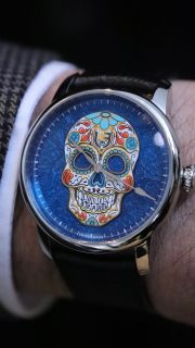 El Día de Muertos llega a la muñeca con @louiserardofficial. En el @siarmx vimos su nueva colección de cinco relojes, presentada mundialmente y limitada a solo 10 piezas por modelo.
#TiempoDeRelojes #LouisErard #DiaDeMuertos