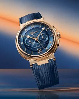 @montresbreguet presenta nuevas versiones del Marine 5517 y Marine Chronographe 5527, dos piezas que combinan diseño contemporáneo con una tradición que se remonta a 1815, cuando Abraham-Louis Breguet fue nombrado relojero de la Marina Real francesa.
Destacan sus carátulas con guilloché realizado a mano, inspirado en el movimiento de las olas, y sus acabados en azul, negro y gris. El 5517 apuesta por la elegancia de tres agujas, mientras que el 5527 incorpora un cronógrafo flyback.
#TiempoDeRelojes #Breguet