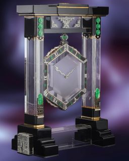 Una auténtica joya de @cartier vuelve a escena después de 30 años.
@phillipswatches, en asociación con Bacs & Russo, subastará el Cartier Portico Mystery Clock No. 4, una extraordinaria creación de 1924 y una de las seis piezas que conforman esta histórica colección.
Su carátula hexagonal de cristal de roca, única dentro de la serie, parece flotar entre dos columnas. La pieza combina jade, ónix, oro, platino y diamantes, mientras sus agujas forman la figura de un dragón.
El reloj, que perteneció a Alain Cartier, saldrá a subasta los 7 y 8 de noviembre en Ginebra, con una estimación de 1.8 a 3.2 millones de francos suizos.
#TiempoDeRelojes #Cartier #PhillipsWatches #BacsAndRusso