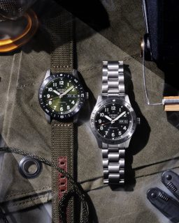 @seikowatchofficial presenta cuatro nuevas versiones del Seiko 5 Sports Field Series, que incorporan un bisel con brújula y un diseño pensado tanto para explorar al aire libre como para el día a día.

Las novedades llegan con brazalete de acero o correa de nylon, carátulas en negro, blanco plateado, verde caqui y marrón tierra, además de numerales con LumiBrite para facilitar la lectura en condiciones de poca luz.

#TiempoDeRelojes #Seiko #Seiko5Sports