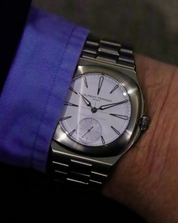 @laurent_ferrier presenta el nuevo Grand Sport Tourbillon Iceberg, el cual pudimos ver en el @siarmx. Se trata de una pieza con una carátula opalina de delicados reflejos azulados.
Su caja y brazalete integrado de titanio miden 44 mm y pesan apenas 118 gramos. En su interior, el calibre manual LF619.01 incorpora un tourbillon de doble espiral y ofrece más de 80 horas de reserva de marcha.
¿Lo más interesante? Su tourbillon permanece oculto a simple vista y solo se descubre al darle la vuelta al reloj.
#TiempoDeRelojes #LaurentFerrier #GrandSportTourbillon