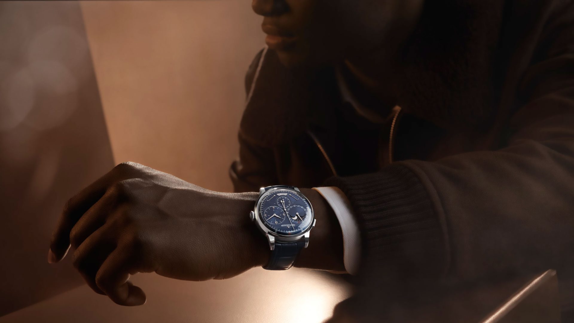 Brazo masculino con reloj de Jaeger-LeCoultre