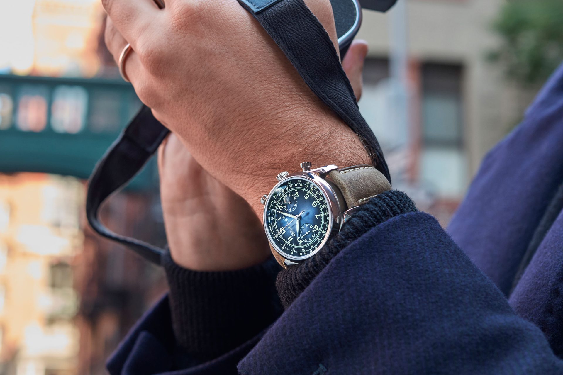 Endeavour Chronograph Compax  en una muñeca