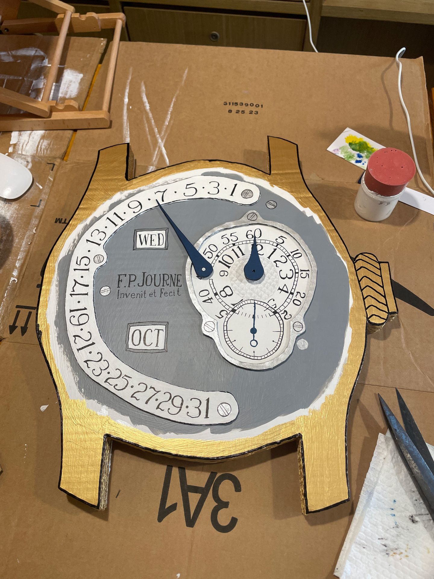 Reloj de FP Journe hecho de cartón