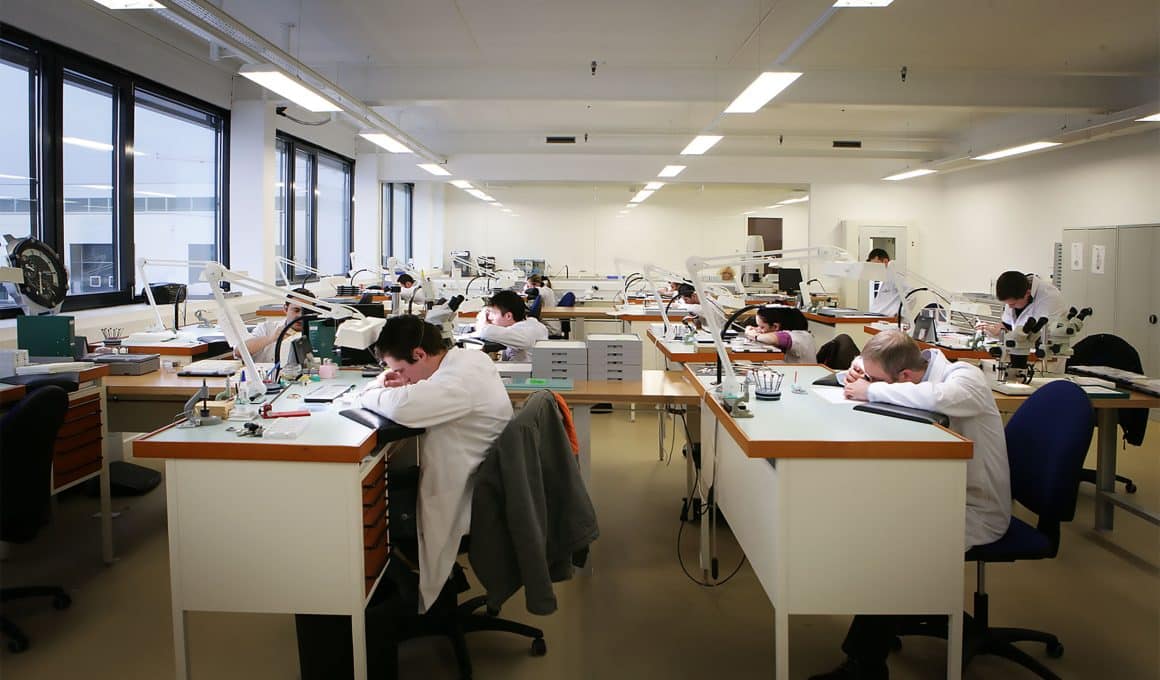 Taller de Frederique Constant para foto de exportaciones suizas 2024