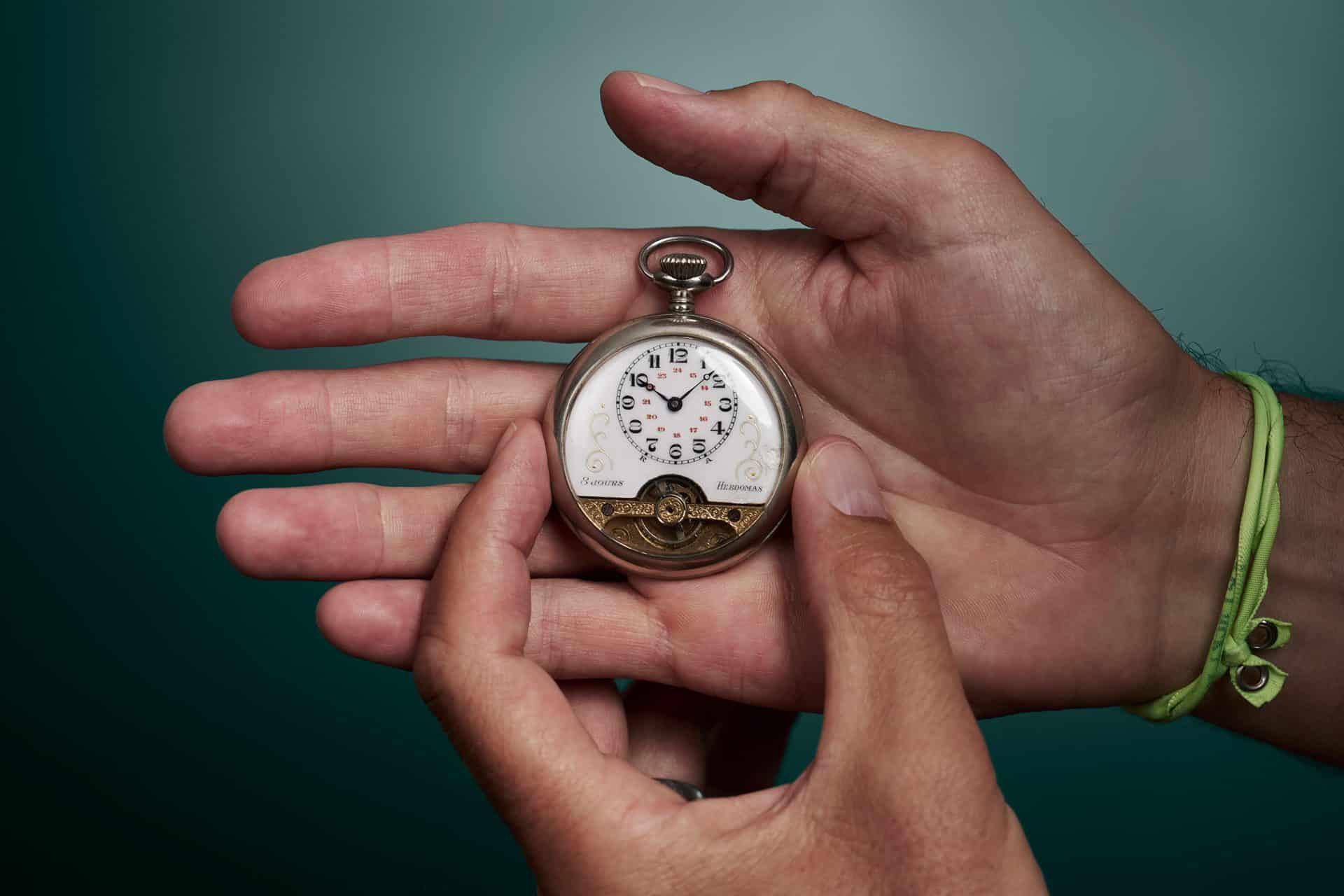 Ejemplar antiguo de reloj Hebdomas