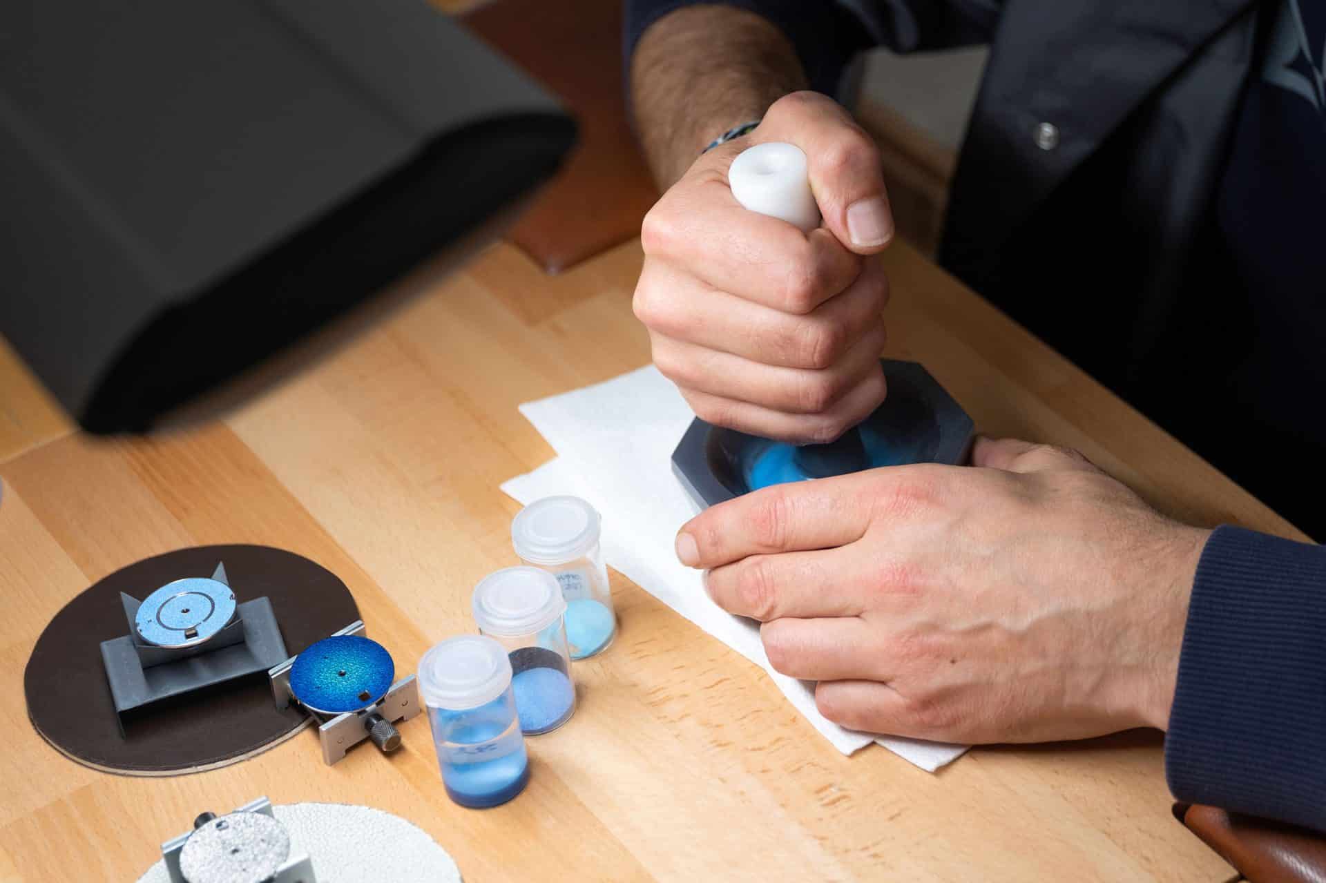 Proceso de esmaltado de H. Moser & Cie.