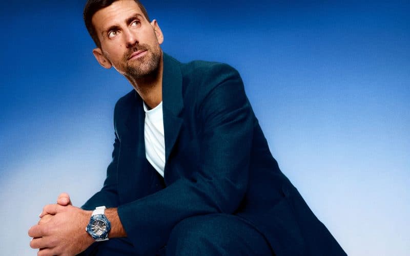 Djokovic con el reloj azul